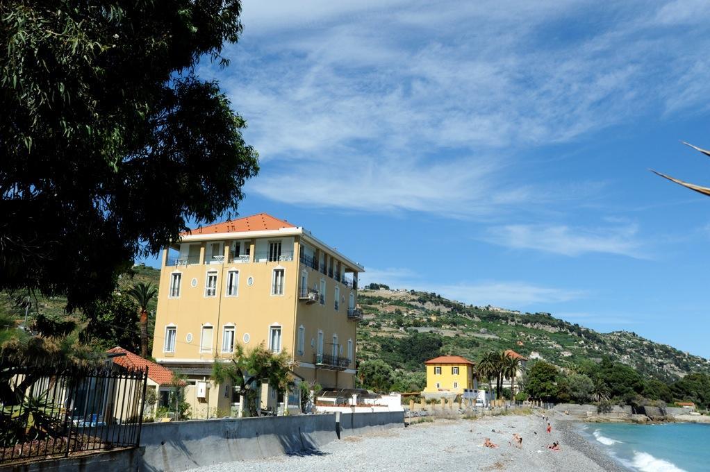 Holiday'S Beach Ventimiglia Exterior photo