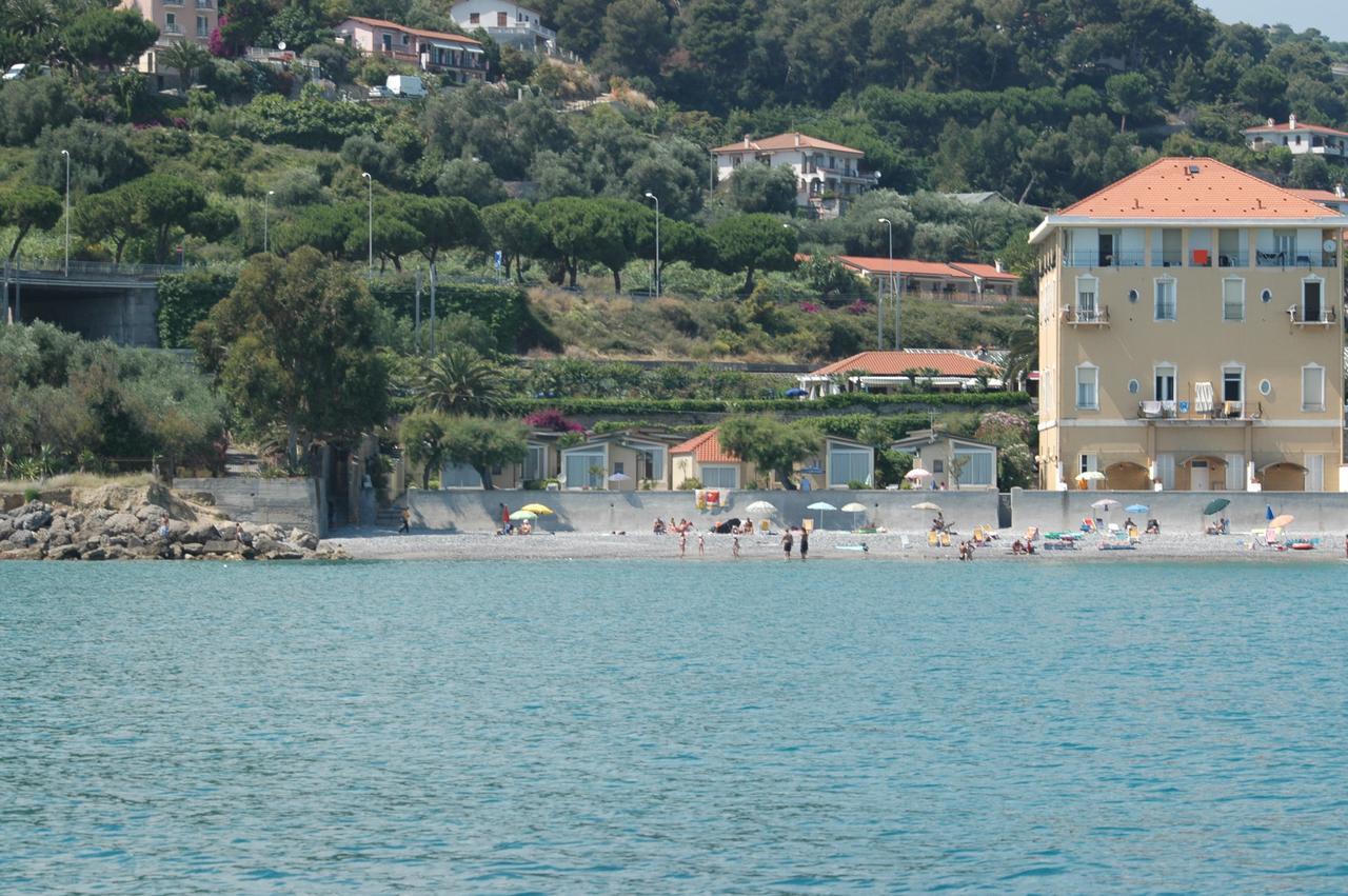 Holiday'S Beach Ventimiglia Exterior photo