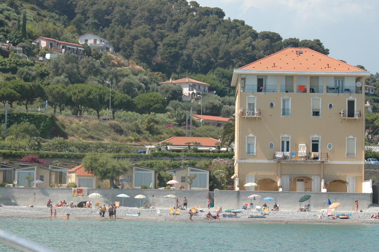Holiday'S Beach Ventimiglia Exterior photo